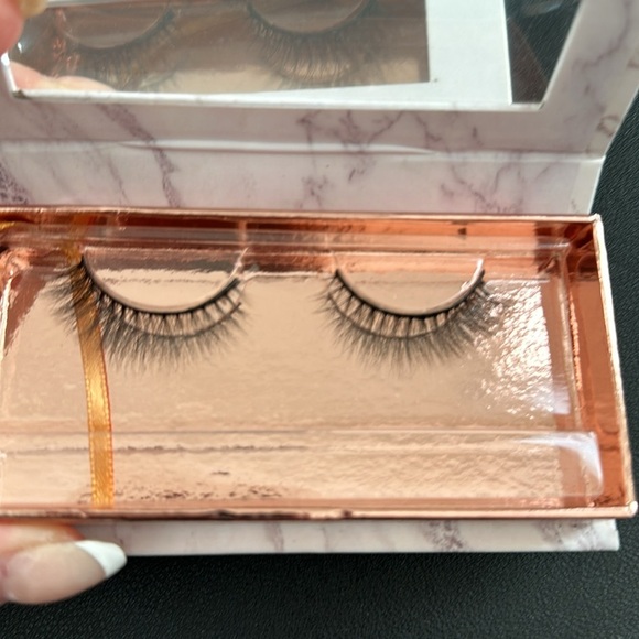 Nib two set lashes - Picture 2 of 3